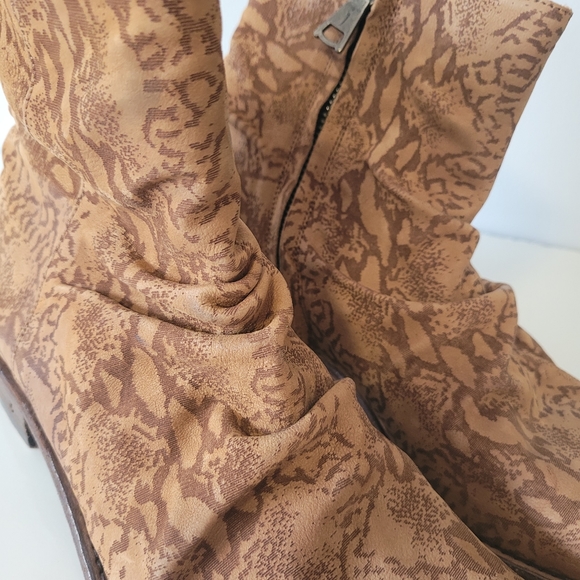 JOHN VARVATOS Morrison Sharpei Snake-Skin Motif Leather Boot - Handmade in Italy - Picture 4 of 16